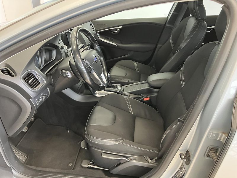 Volvo V40 T3 FWD Momentum MT6 - fotka 12 z 40
