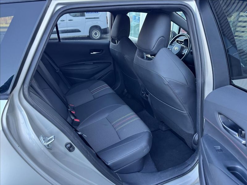 Toyota Corolla 1,8 GR SPORT DYNAMIC - fotka 15 z 19