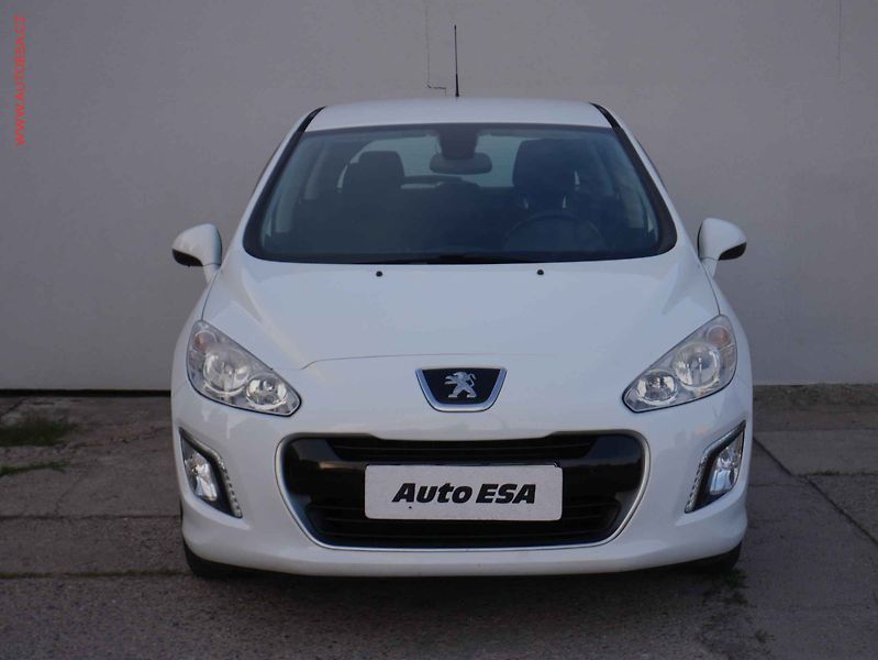 Peugeot 308 (2013) 1.6 i, AC, tempo, park.asist - fotka 2 z 17