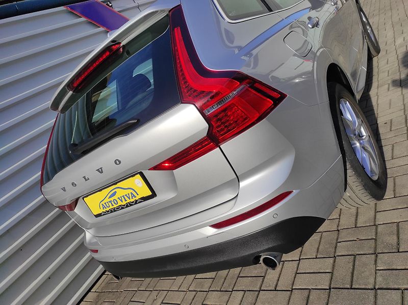 Volvo XC60 2,0 D3 Drive-E, Momentum Pro - fotka 10 z 41
