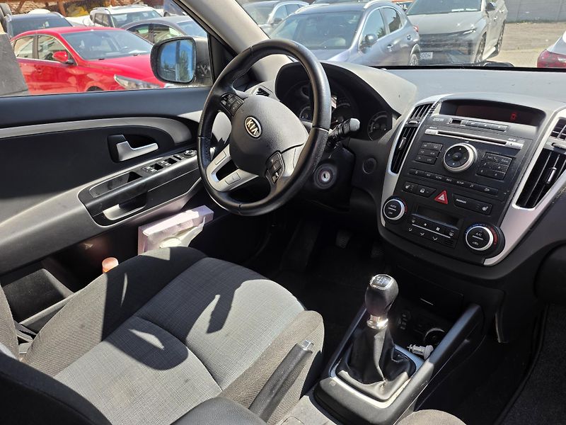 Kia Ceed 1.4-NÍZKÉ KM-ZACHOVALÝ STAV - fotka 4 z 11