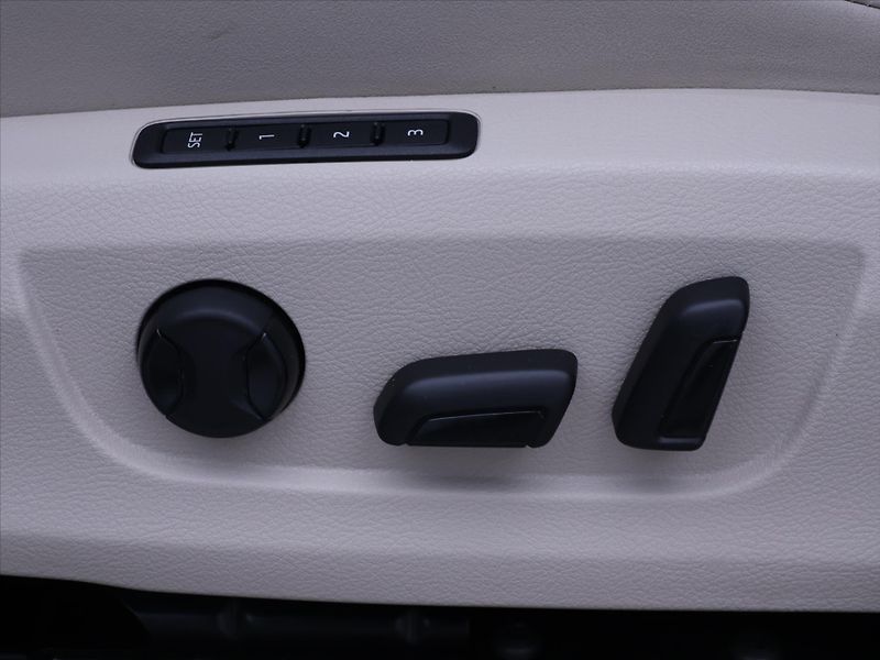Škoda Superb 2,0 TDI DSG L&K LED  DPH CZ - fotka 14 z 31