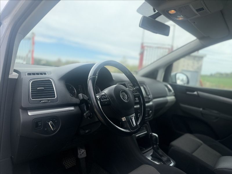 Volkswagen Sharan 2,0 TDI HIGHLINE WEBASTO 125kW - fotka 9 z 21
