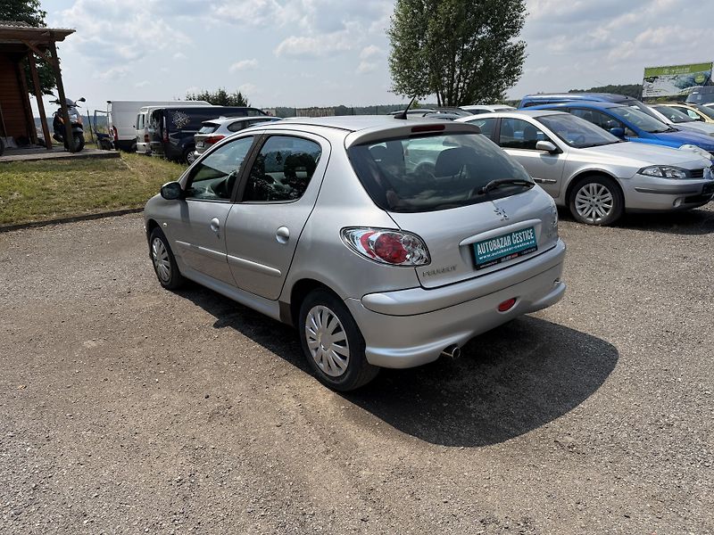 Peugeot 206 1.4i - fotka 8 z 21