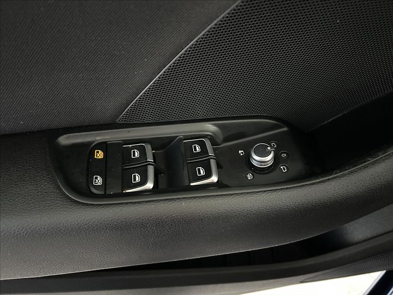 Audi A3 2,0   TDI 110kW,SERVISKA,NAVI - fotka 10 z 27