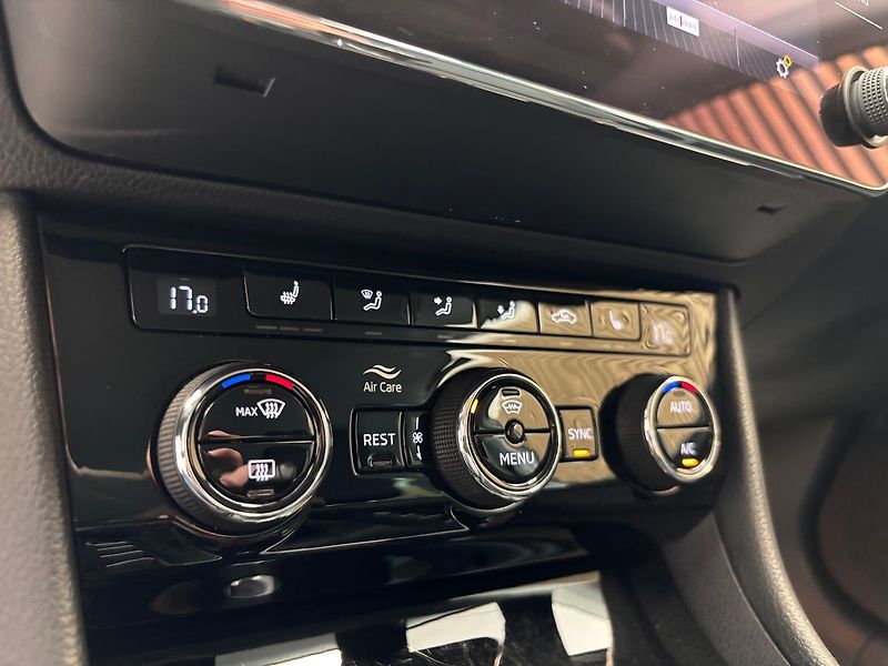 Škoda Superb 2.0 TDI STYLE - fotka 16 z 28