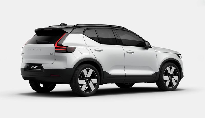 Volvo XC40 (2026) B4 ULTRA DARK AUT - fotka 5 z 13