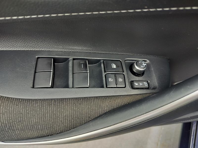 Toyota Corolla 1.8 hybrid Business Edition - fotka 10 z 29