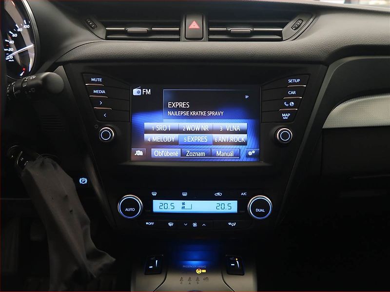 Toyota Avensis (2016) 2.0 D-4D, Serv.kniha, Navi - fotka 12 z 17