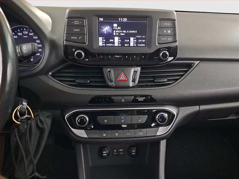 Hyundai i30 (2018) 1.6 CRDi, Park. senzory - fotka 12 z 18