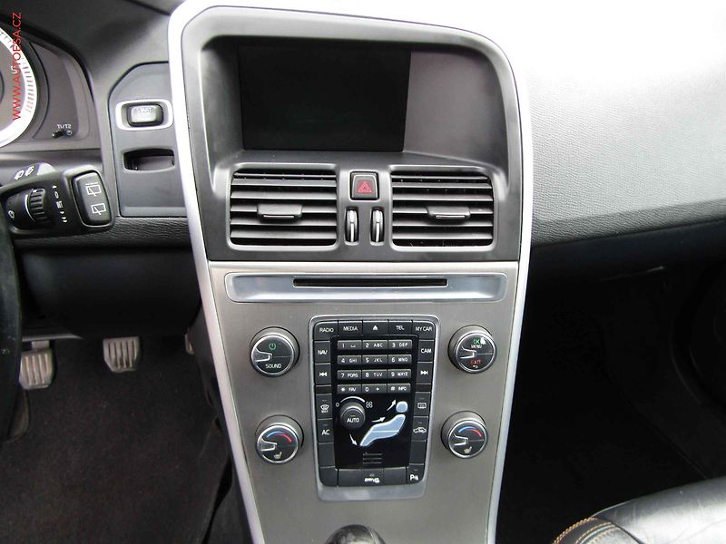 Volvo XC60 (2011) 2.0 D3, 1.maj, Panorama - fotka 16 z 24