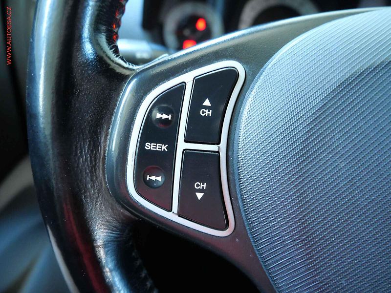 Kia Ceed (2009) 1.4CVVT, ČR, AC, park.čidla - fotka 15 z 20