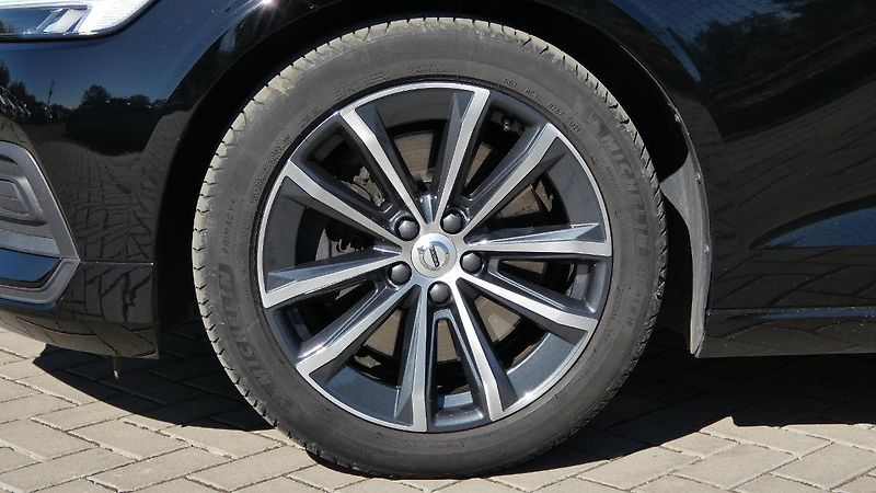 Volvo V60 B5 AWD Momentum Pro - fotka 22 z 23