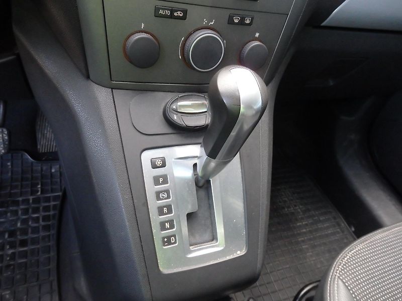 Opel Zafira 1.9 CDTI 16V 110 kW AUTOMAT - fotka 14 z 16