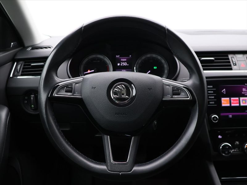 Škoda Octavia 2,0 TSI 140kW DSG Style CZ - fotka 17 z 33