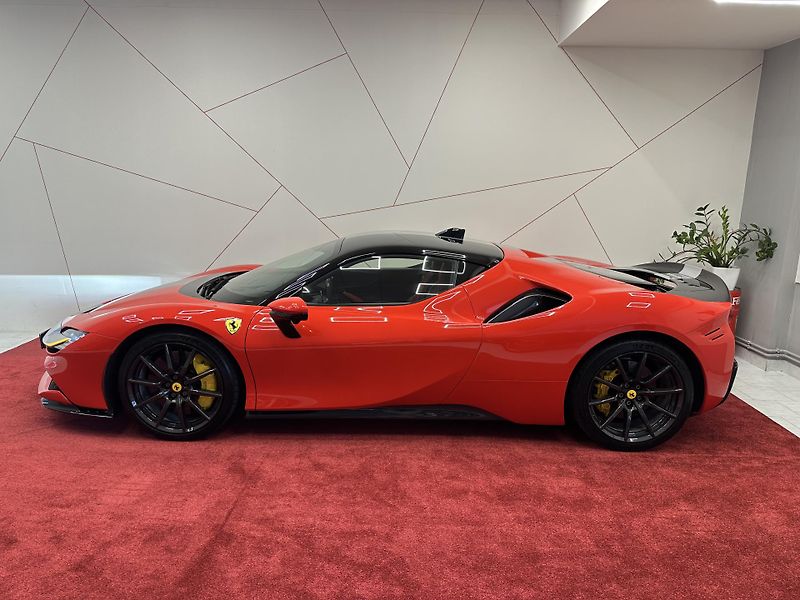Ferrari SF90 (2023) A.F.* FULL CARBON*ZÁRUKA*TOP!  - fotka 2 z 12