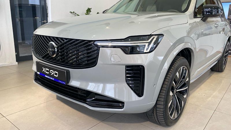 Volvo XC90 (2025) PLUS DARK, T8 AWD, 228+107 kW - fotka 3 z 15