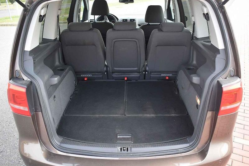 Volkswagen Touran působí usedle, ale je to dobrý rodinný společník