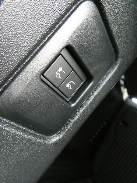 Land Rover Defender 110 3,0 X-Dynamic SE D250 - fotka 34 z 36