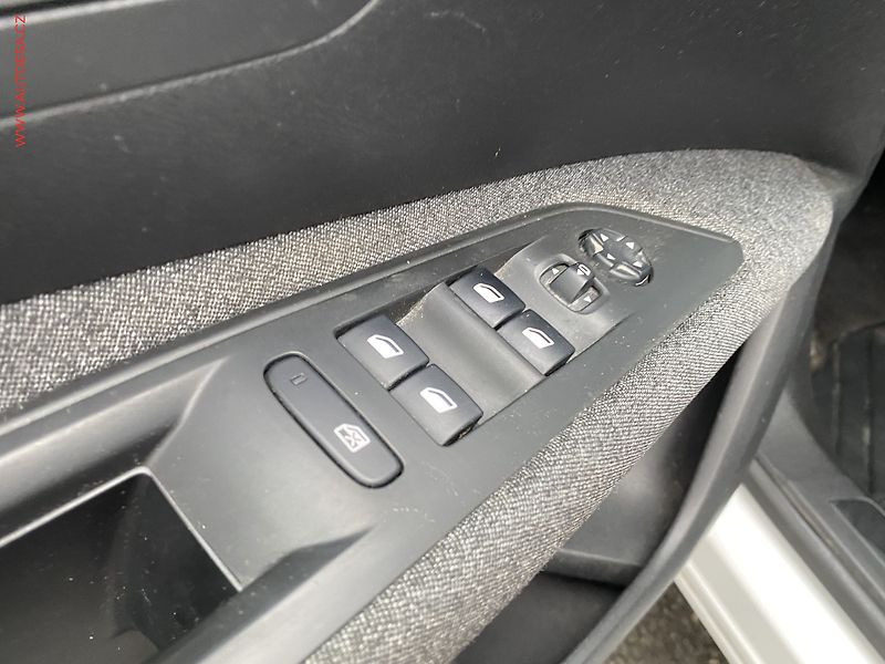 Peugeot 3008 (2018) 1.5 HDi, Active, AT, navi - fotka 13 z 17
