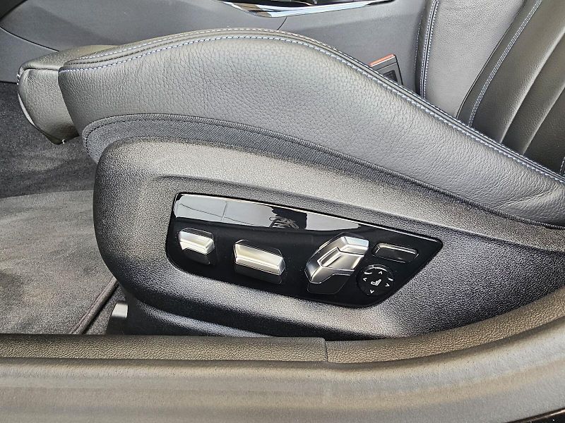 BMW Řada 5 M550i xDrive - fotka 18 z 32