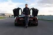 Lotus Evija a jezdec Formule 1 Jenson Button.