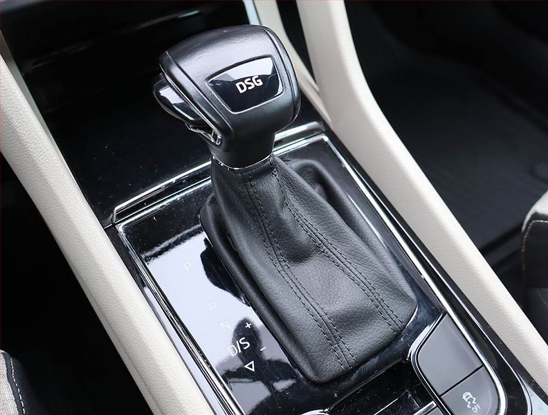 Škoda Karoq (2018) 1.6 TDI, Automat, Serv.kniha - fotka 13 z 19