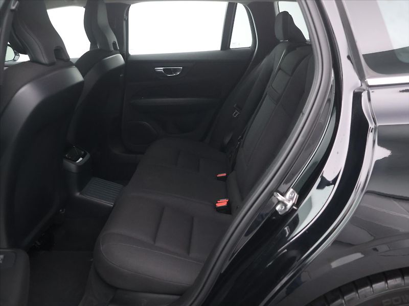 Volvo V60 2,0 T6 186kW 4x4 MomentumPro - fotka 13 z 28