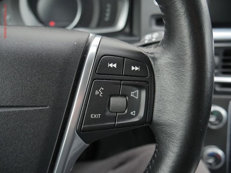 Volvo V60 (2016) 2.4 D4 4x4, ČR, Cross - fotka 13 z 23