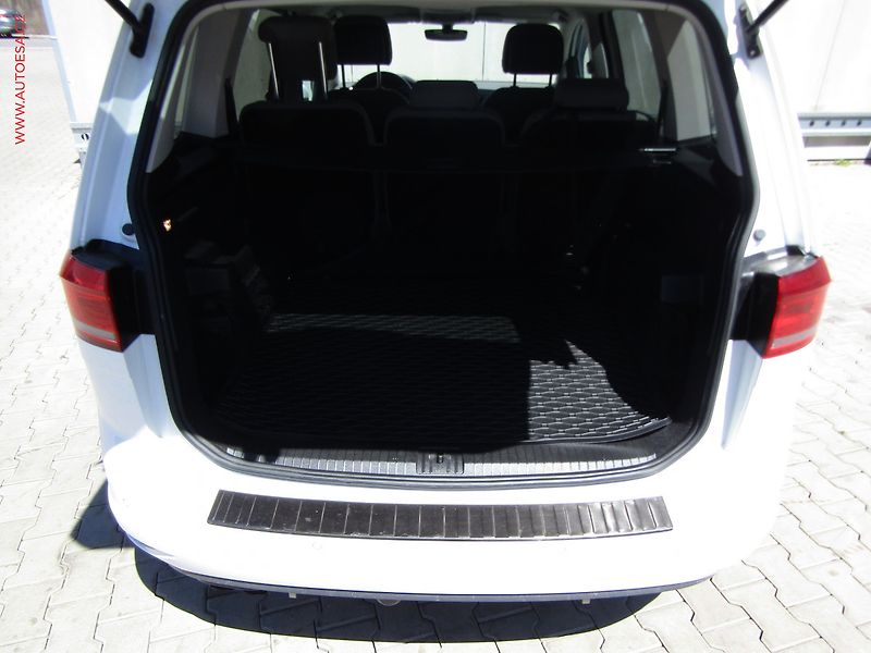 Volkswagen Touran (2016) 2.0 TDi, ČR, DSG, TZ, park - fotka 7 z 20