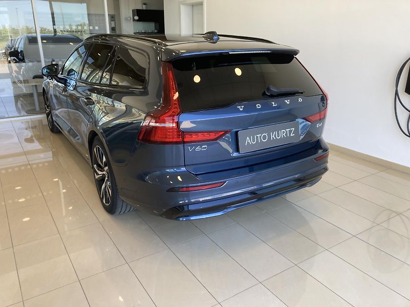 Volvo V60 B4 FWD PLUS DARK TAŽNÉ ZAŘÍ. - fotka 5 z 31