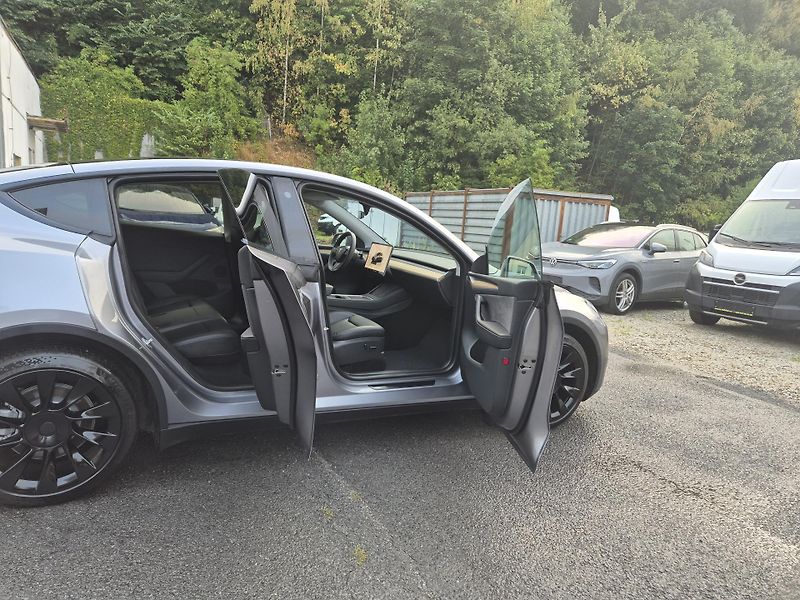 Tesla Model Y ZAMLUVENO ! - fotka 17 z 49
