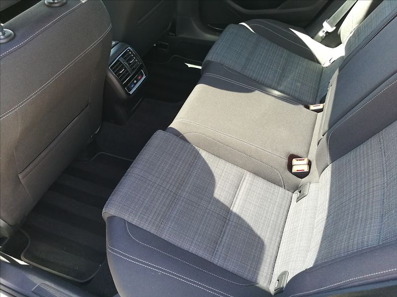 Volkswagen Passat 2,0 TDI DSG - fotka 18 z 24