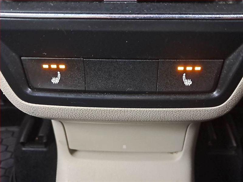 Škoda Karoq (2017) 1.6 TDI, Kůže, Navi, Tempomat - fotka 17 z 18