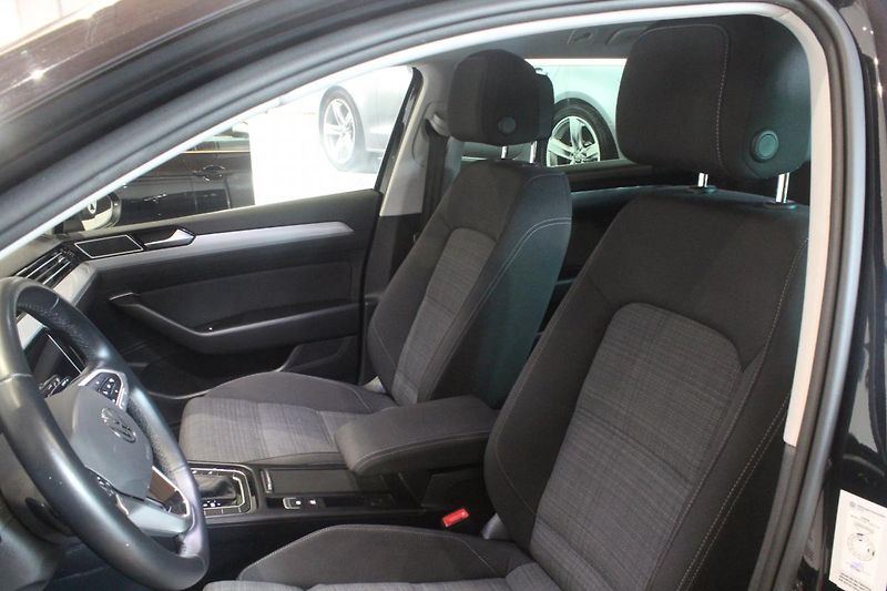 Volkswagen Passat (2021) 2.0TDI DSG Matrix display  - fotka 16 z 31