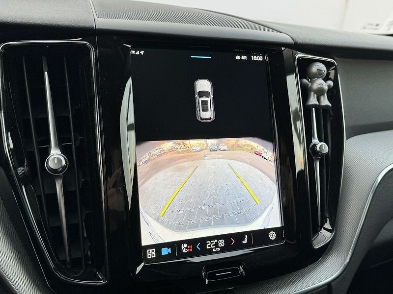 Volvo XC60 PLUS DARK B4 AWD 145kW - fotka 22 z 33
