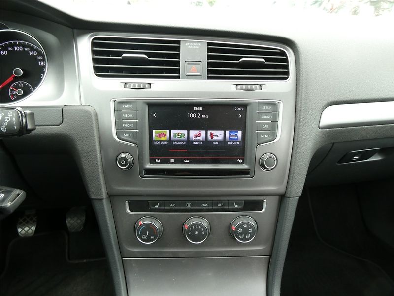 Volkswagen Golf 1,2 TSi 81kW 2x kola, serviska - fotka 27 z 54