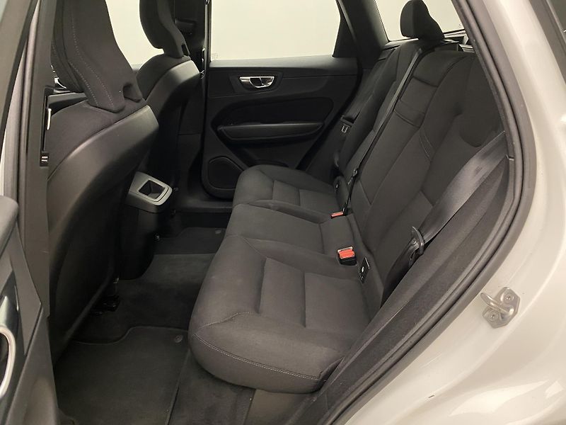 Volvo XC60 T5 MOMENTUM AUT CZ - fotka 5 z 43