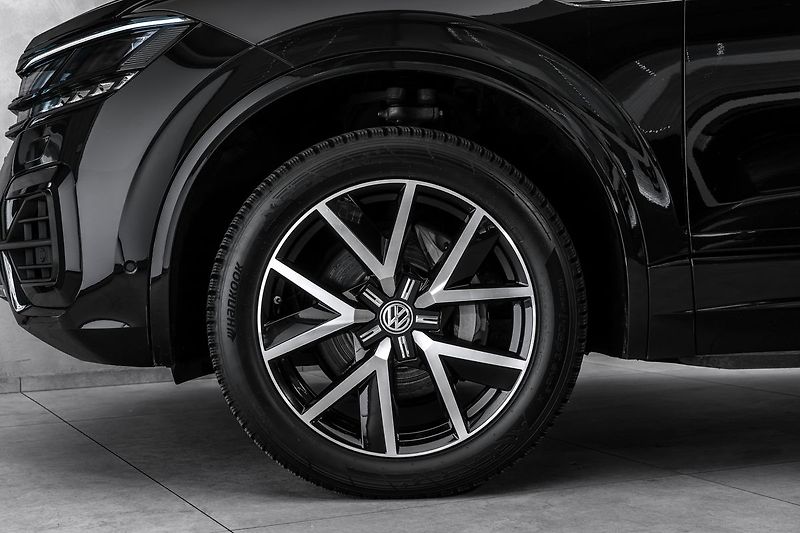 Volkswagen Touareg 210kW R-Line 4M IQ.Light - fotka 2 z 23