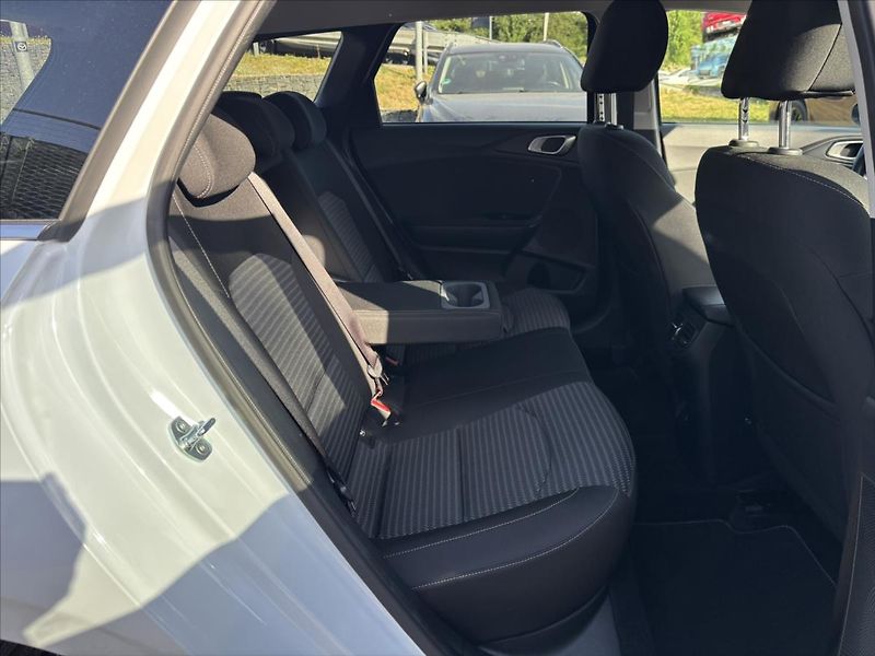 Kia Ceed 1,5 TGDi AT TOP ZÁRUKA ADAPTIV - fotka 14 z 45