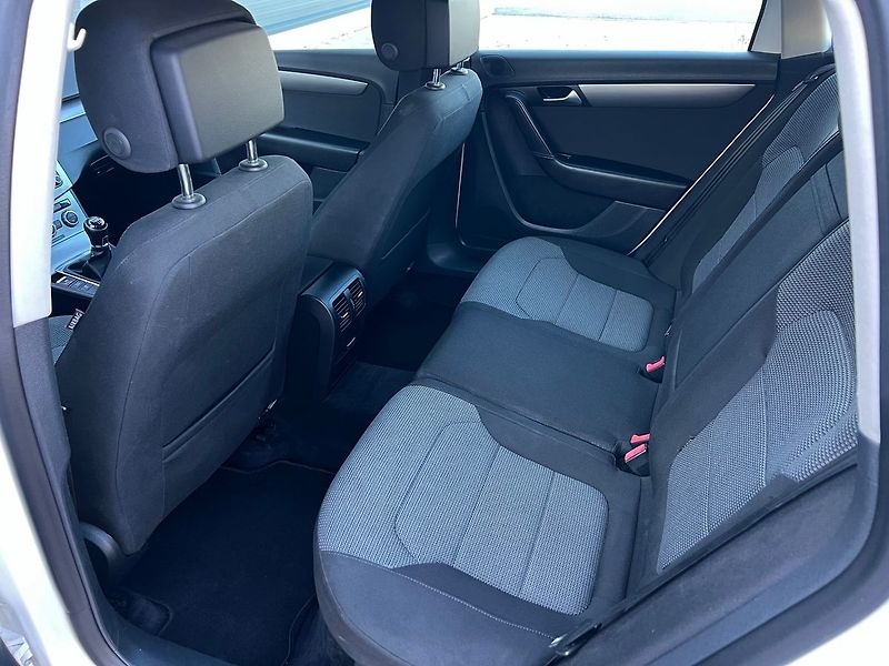 Volkswagen Passat TDI-ALU-NAVI-PLNÝ SERVIS - fotka 17 z 45