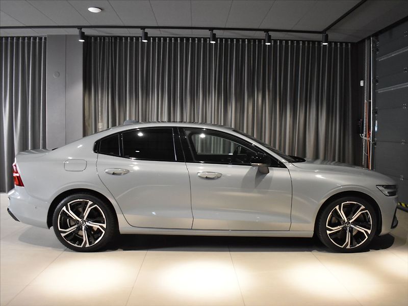 Volvo S60 2,0 B5 AWD Ultimate Panorama - fotka 3 z 23