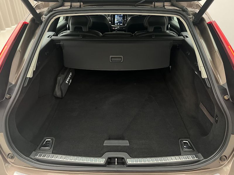Volvo V90 CC D5 AWD PRO CZ 1. maj. - fotka 5 z 44