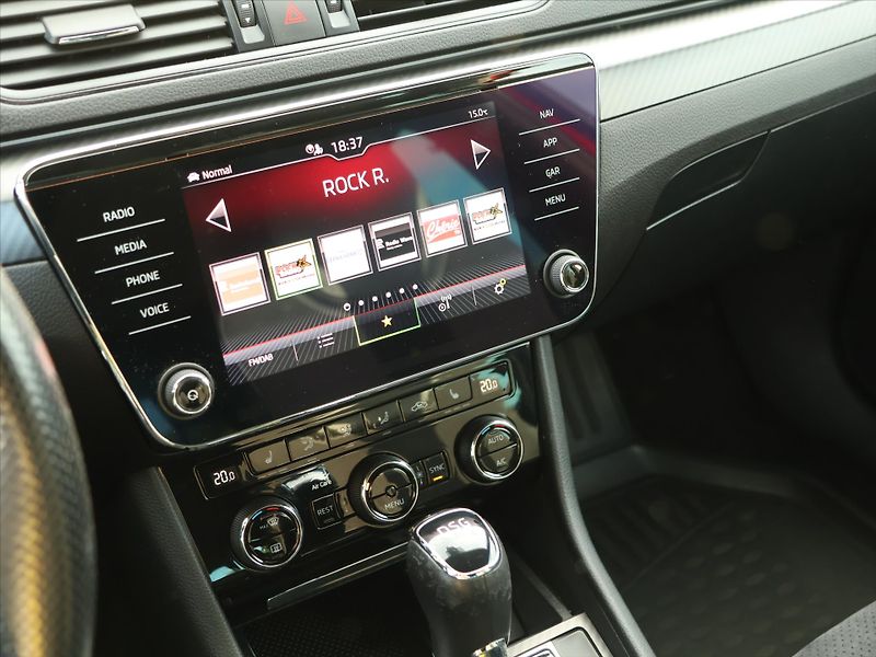 Škoda Superb 2,0 TDI DSG Sportline LED DPH - fotka 25 z 39