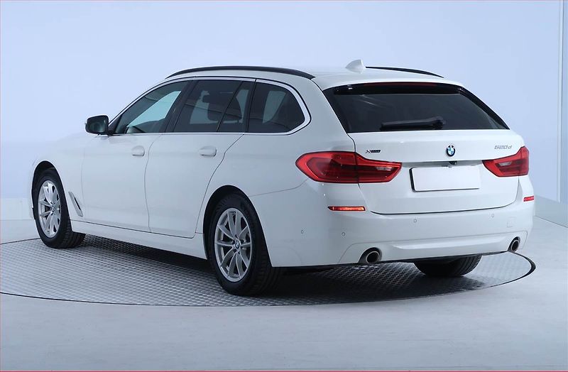 BMW Řada 5 (2018) 520d xDrive, 4X4, Automat - fotka 4 z 25