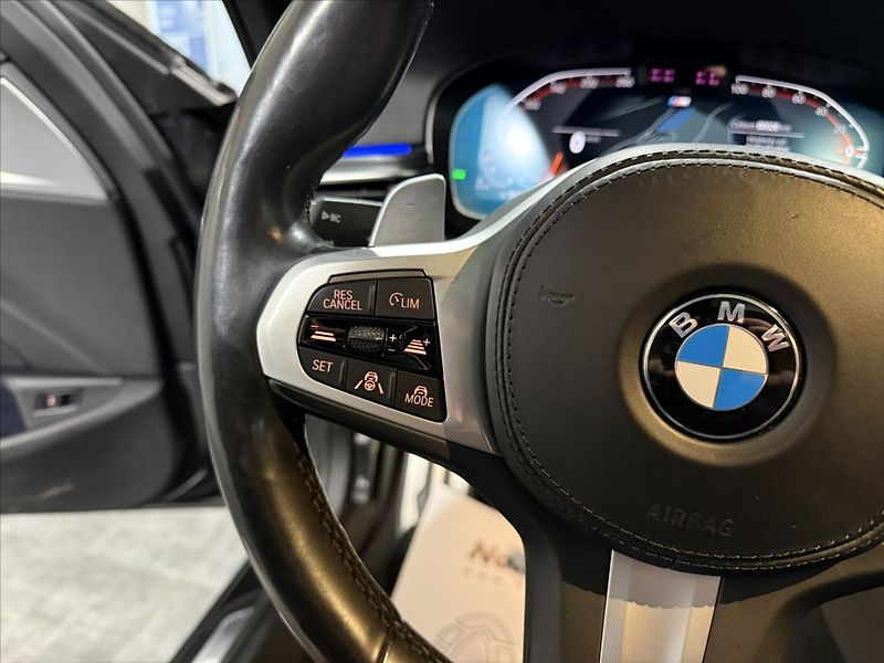 BMW Řada 5 3,0   530D M-PAKET PANO LASER - fotka 12 z 48