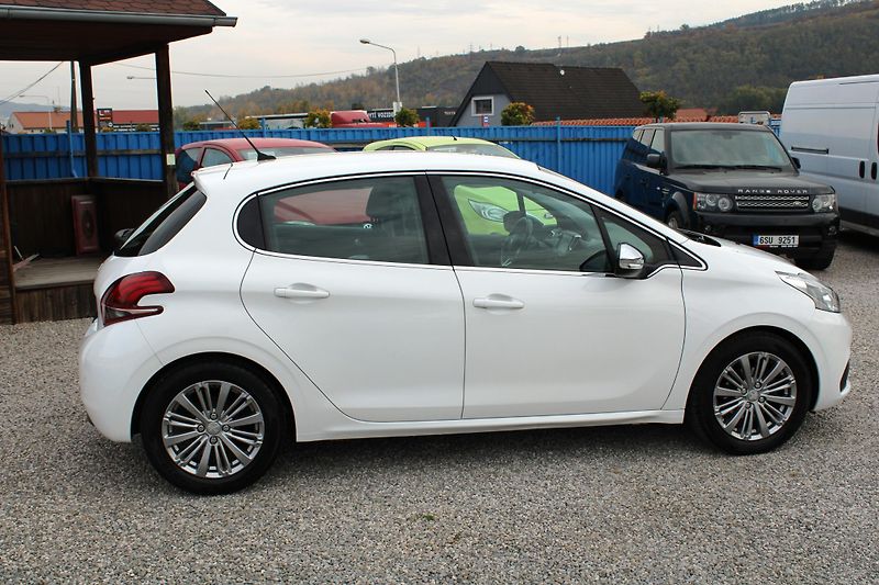 Peugeot 208 (2018) 1.2i 1.MAJITEL KLIMA TEMPOMAT  - fotka 8 z 24