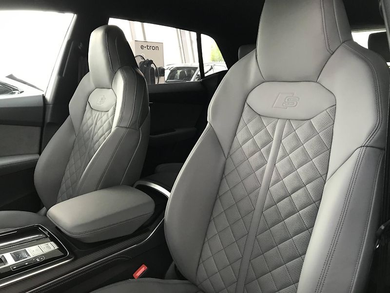 Audi Q8 (2025) SUV 60 Quattro 8TT 3,0TFSIe - fotka 15 z 20