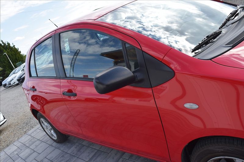 Toyota Yaris 1,0 i 51KW ZAD. PARK. SENZORY - fotka 10 z 40