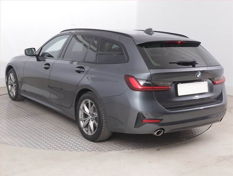 BMW Řada 3 (2022) Sport Line 318 d, Automat - fotka 4 z 16
